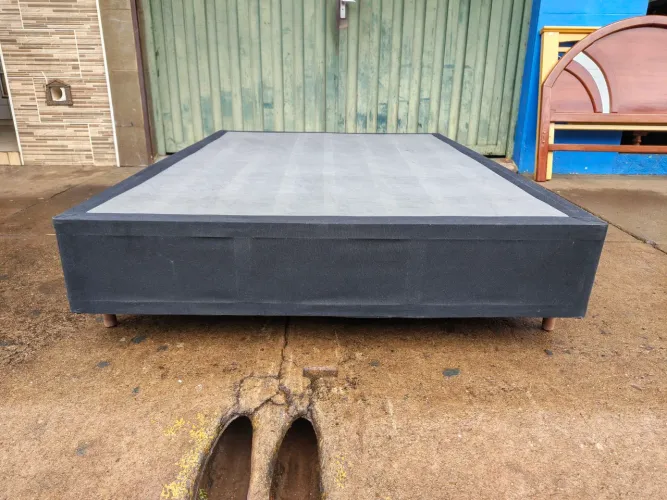Vendo base box de casal padrão usada