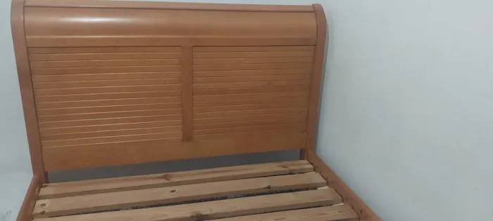 Cama  casal de madeira,  bom estado tamanho padrão sem colchão 