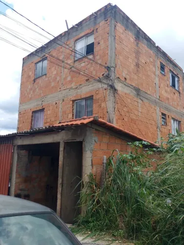 Vende-se um prédio com 7 apartamentos