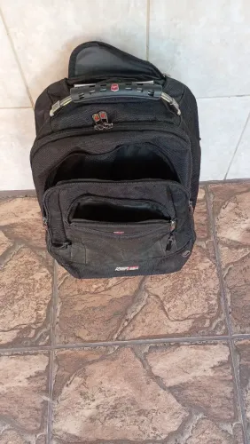 Mochila preta com rodinhas 