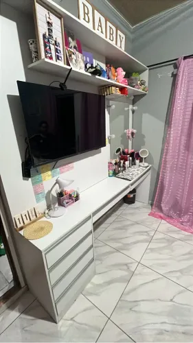 Painel Multifuncional Planejado com Bancada, Penteadeira Camarim e Rack para TV