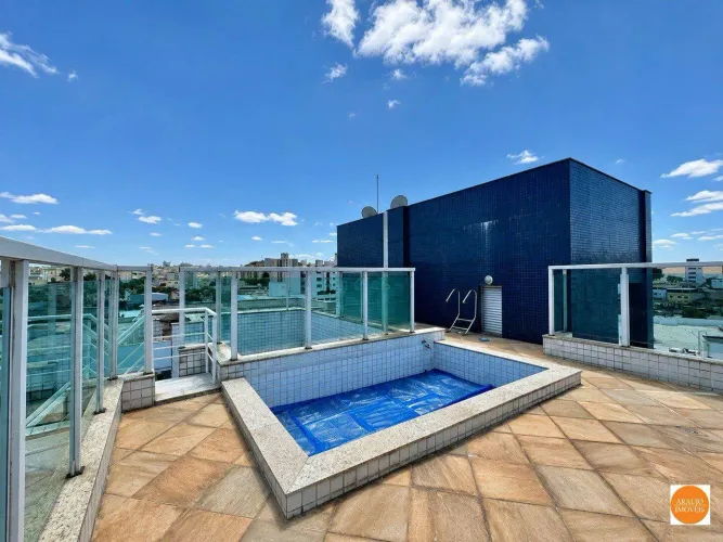 Cobertura Triplex com aproximadamente 252m² à venda 4 quartos, sendo 1 suíte e 4 vagas U