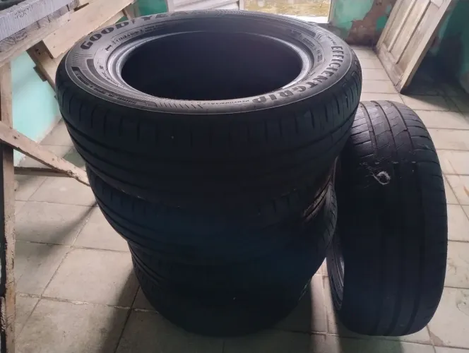 Vendo pneus Goodyear aro 15/65/195 H91 em bom estado d conservação e uso