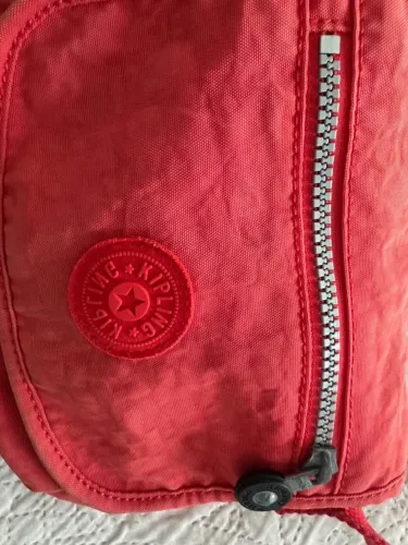 Bolsa Kipling em nylon vermelha com alça ajustável