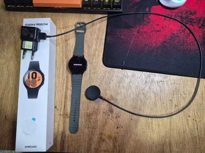 samsung watch 4 44mm, único dono, funcionando todo apenas o vidro trincando 