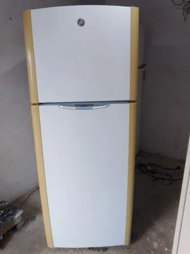 Vendo geladeira gê foncionado normal