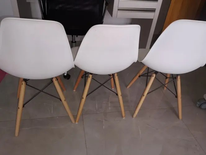 Mesa para escritório e cadeiras pé de madeiras