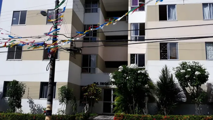 Vendo apartamento com dois quartos com dependência e lavanderia.
