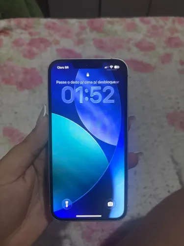 Vendo iPhone 13, 128GB, bateria original 75%, em ótimo funcionamento. Aproveite!