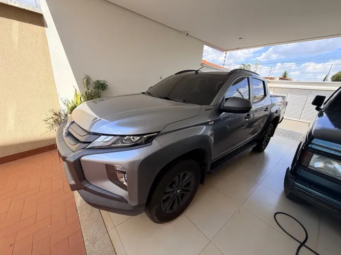 Mitsubishi L200 Tri. S. Outd. Plus 2.4 4X4 Die. AUT 2025