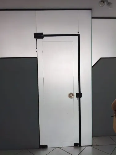 Estrutura de Escritório: Porta de Vidro Temperado Jateado + Divisória Modular