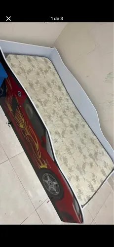 Cama infantil com avaria no estrado