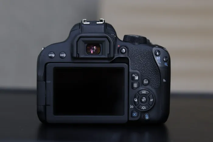 Canon T7i + lente do kit + duas baterias
