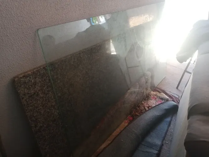 Vendo uma mesa de vidro sem suporte valor 400