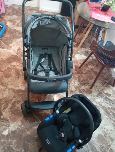 Carrinho de bebê com bebê conforto Burigotto