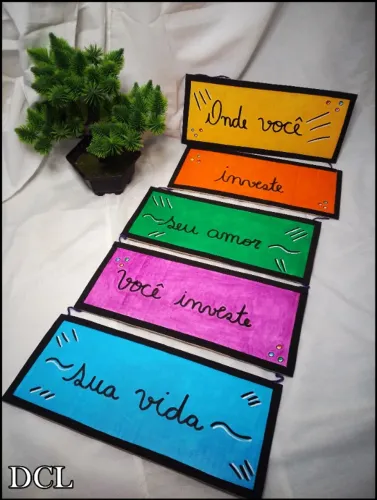 Placas decorativas variadas