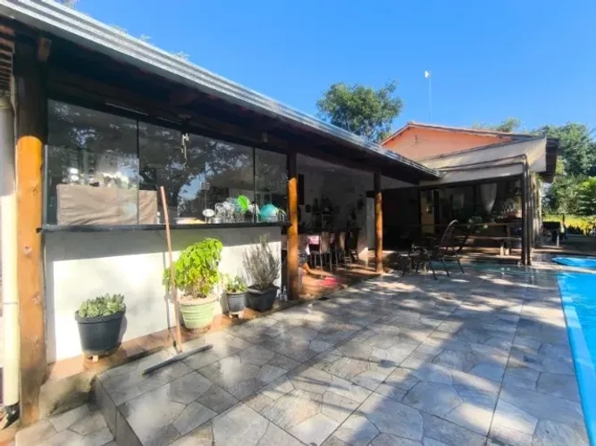 Chácara a venda 2.000 metros de terreno e casa com 4 quartos sendo 2 suítes, Goianira 