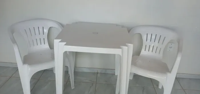 Vendo mesa de plástico com 2 cadeiras. 