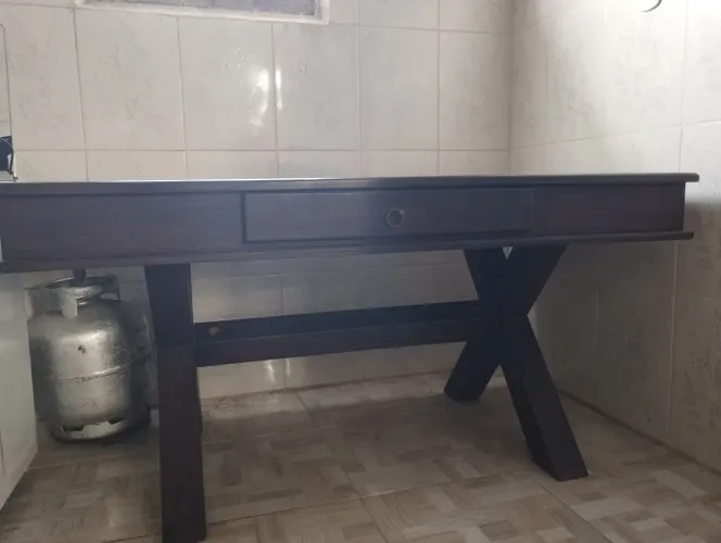 Mesa de madeira rústica com 2 gavetas laterais