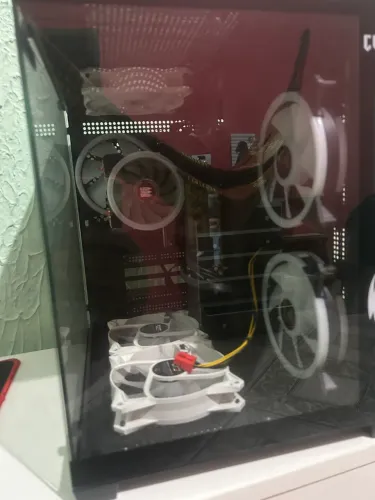 Pc gamer com mesa e regulador de energia