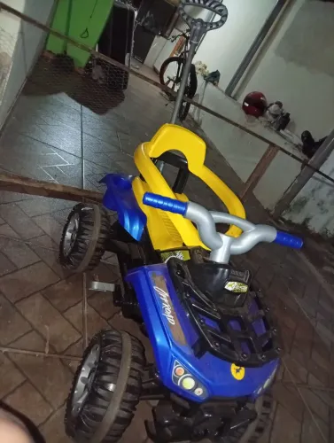 Quadriciclo infantil off road azul em bom estado