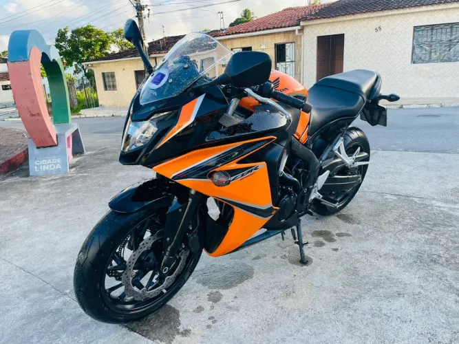 Moto de garagem com baixa quilometragem 