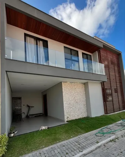 VENDO CASA COM FINO ACABAMENTO