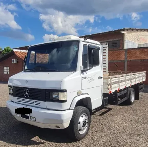 MB 710 carroceria carga seca
