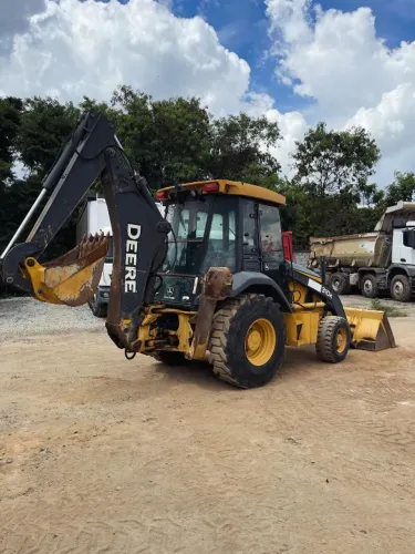 RETROESCAVADEIRA JOHN DEERE
