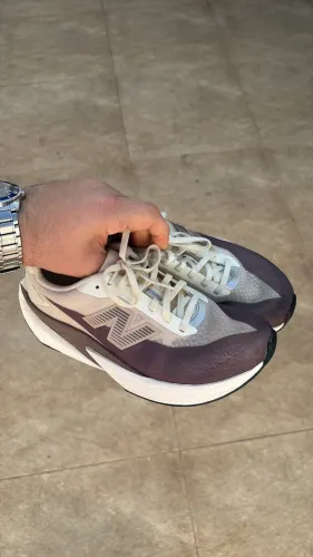 Tênis New Balance Fuelcell Rebel V5 (USADO 1X)