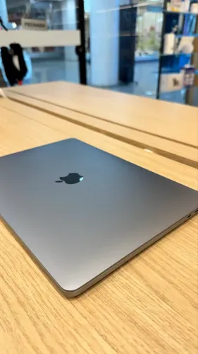 SEMINOVO - MacBook Pro 2017 13? Touch Bar Cinza 512GB 8GB de RAM 