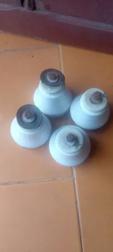 Pés de geladeira antiga