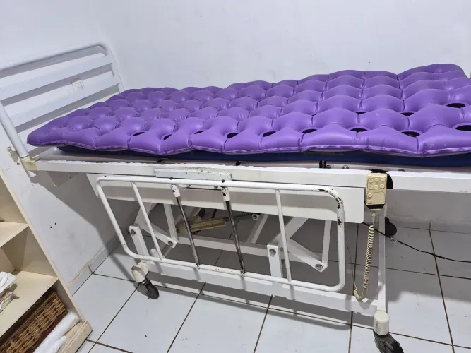 Cama hospitalar 5 movimentos elétrica com colchão e colchão de ar.