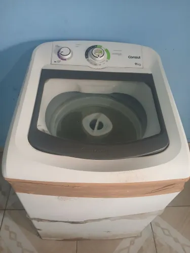 Vendo máquina de lavar pra quem queira consertar. O problema é besteira .valor 150$