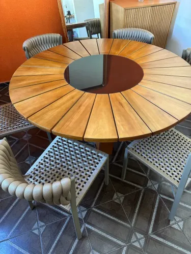 Mesa de madeira maciça redonda com prato giratório