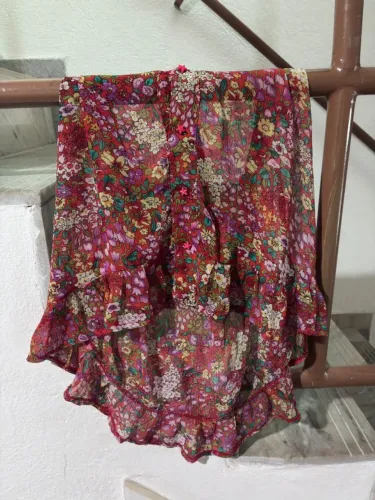 Blusa Florida Tamanho P - Vermelha com Estrelinhas - Usada em Bom Estado