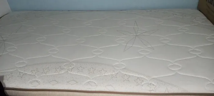 Vendo um colchão solteirão de molas na promoção, pq está novinho.