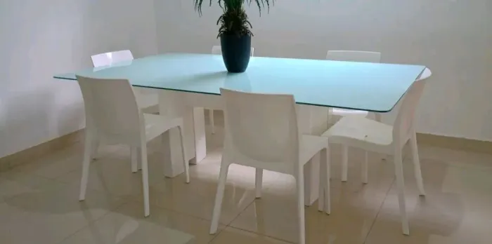 Mesa de Jantar 2,10m com Tampo de Vidro e Base Laqueada - Excelente Estado