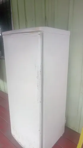 Vendo uma geladeira Consul o congelador está furador uma máquina de lavar..