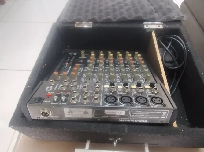 Vende-se mesa de som, Phonic 10 canais