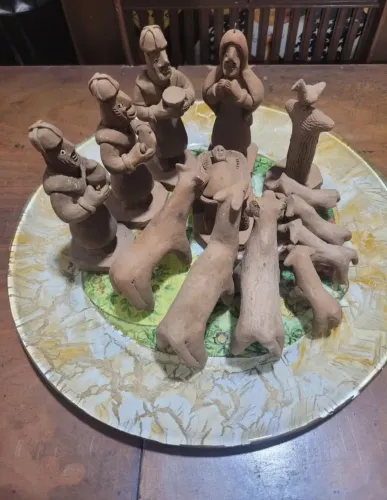 Escultura em barro representando presépio.<br>13 peças (falta Maria) Noemi vitalino filho.