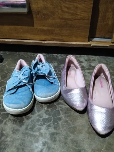 Dois sapatos menina 27 e outro 28