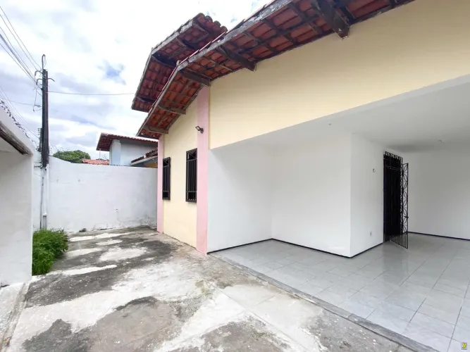 Casa com 1 suíte, 2 quartos e quintal no Luciano Cavalcante