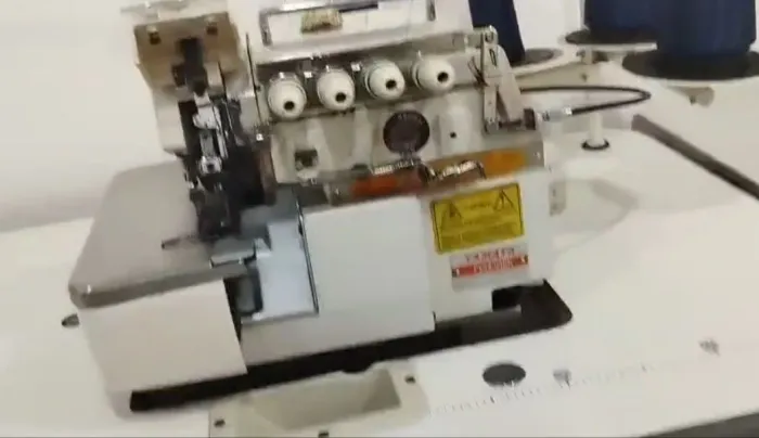 Maquina de costura overlok industrial ponto cadeia com embutidor de correntinha