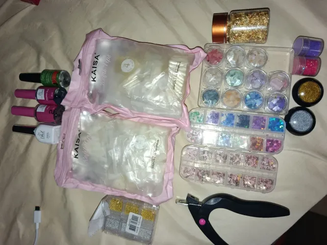 Kit decorativo de unhas, preparadores + tips da kaisa e um cortador.