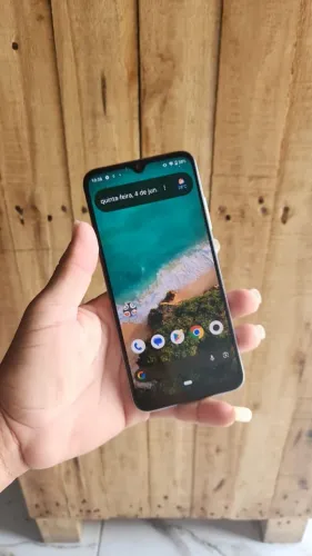 Vendo Xaomi Mi A3 de 64gb com o fundo trincado mas funcionando perfeitamente 