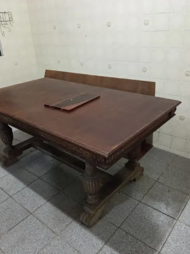 Mesa de jantar antiga em madeira nobre com pés entalhados com volutas