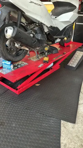 Rampa Pneumática para Motos 350Kg 2 Pistões Vermelha - JM Máquinas