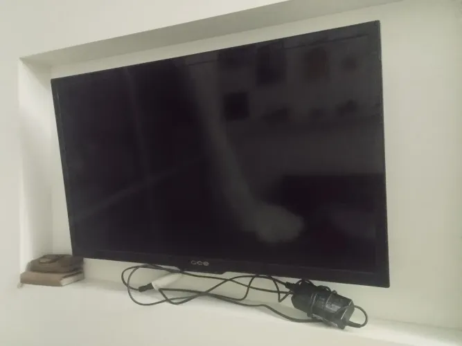 TV LED 32" CCE LN32G - Funcionando, só com linha pequena preta no meio