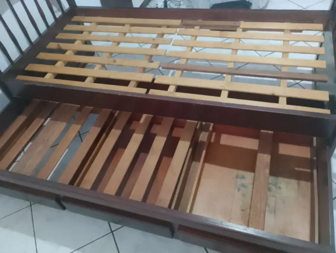 Cama de madeira com gaveta embutida para por colchão